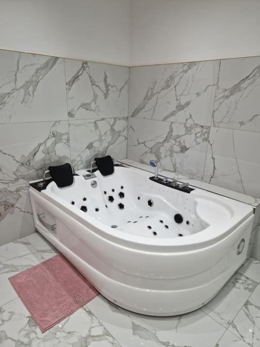 Maison Chic Avec Jacuzzi Nogent Sur Oise Yaospa60 Екстер'єр фото