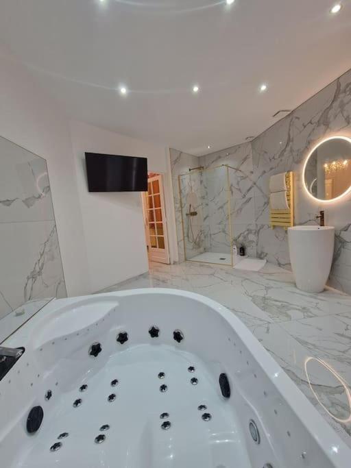 Maison Chic Avec Jacuzzi Nogent Sur Oise Yaospa60 Екстер'єр фото